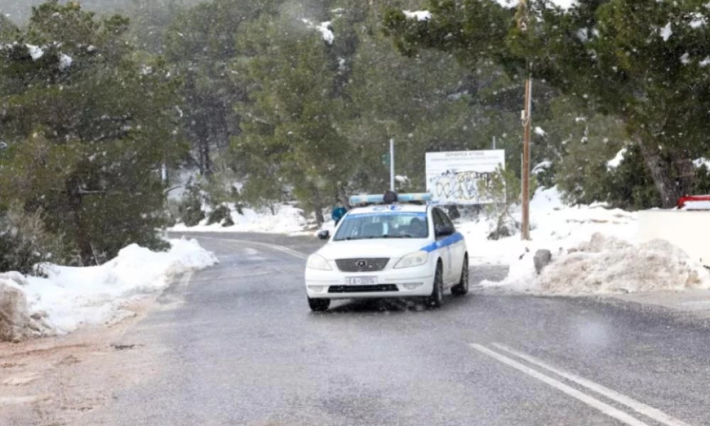 "Φίλιππος": Απεγκλωβίστηκαν οδηγοί που κόλλησαν στον Ωρωπό - Πάγωσε και η θάλασσα στο Αλιβέρι